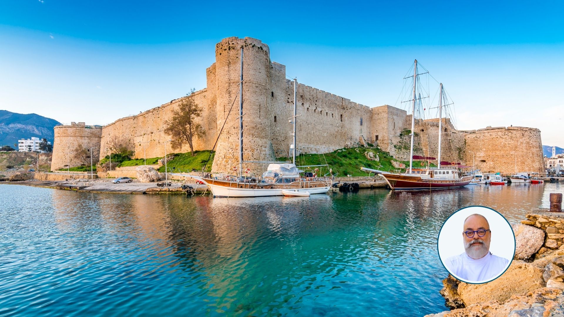 תמונה של מבצר וחומה על רקע ים ושמיים כחולים בקפריסין עם תמונה עגולה של השף איתן קיזלר
